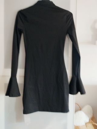 Vestido corto negro con escote