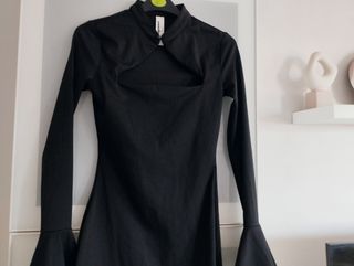 Vestido corto negro con escote