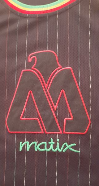 Camiseta Matix Negra con Logo y Rayas