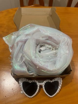 Alas de novia con luces LED y gafas de sol