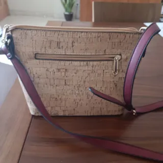 Bolso bandolera de corcho con estampado mariposas.