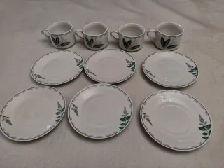 Juego de 9 platos de porcelana con hojas verdes.