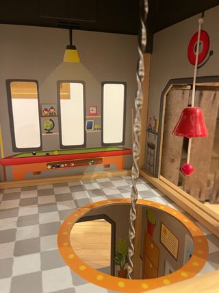 Base de bomberos Hape de madera