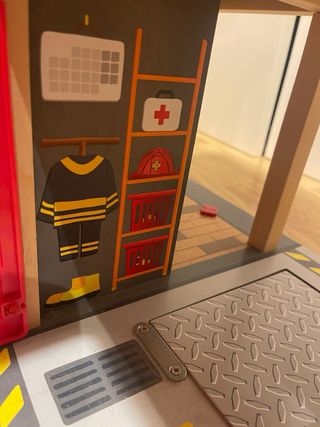 Base de bomberos Hape de madera