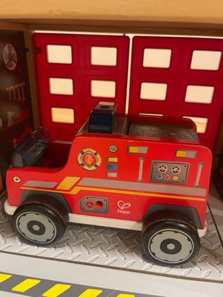 Base de bomberos Hape de madera