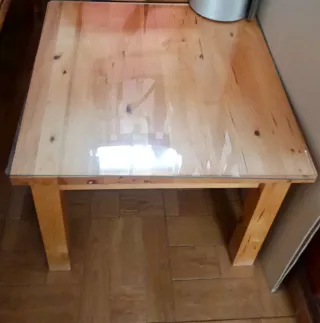 Tavoli in legno massello di pino con vetro