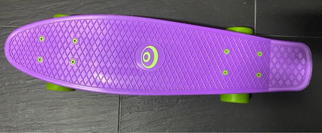 Skate Retro Roxo com Rodas Verdes