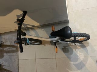 Bicicleta infantil + ruedines + barra aprender
