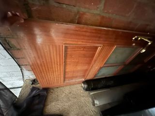 Puerta madera marrón leerle la descripción