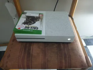 Xbox One S Blanca + Juego Call of Duty