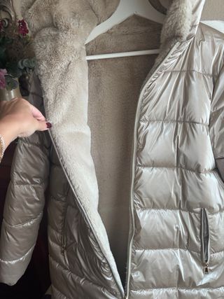 Abrigo reversible pelo metalizado dorado