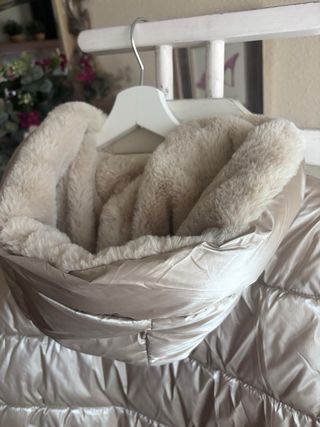 Abrigo reversible pelo metalizado dorado