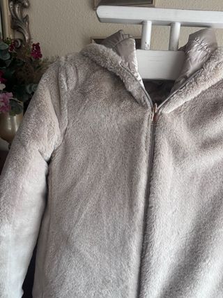 Abrigo reversible pelo metalizado dorado