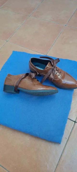 Zapatos de vestir marrones con lazo