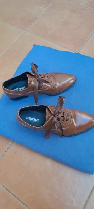 Zapatos de vestir marrones con lazo