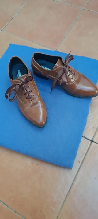 Zapatos de vestir marrones con lazo