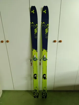 Esquís de travesía con fijaciones