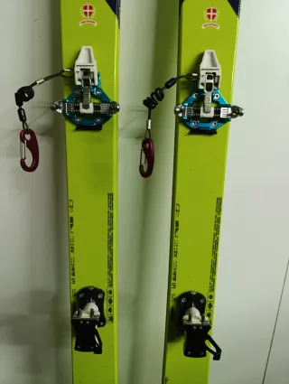 Esquís de travesía con fijaciones