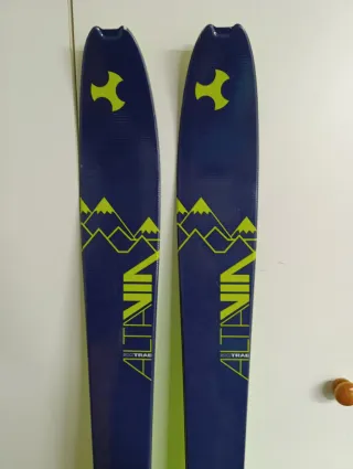 Esquís de travesía con fijaciones