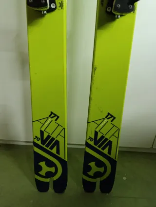 Esquís de travesía con fijaciones