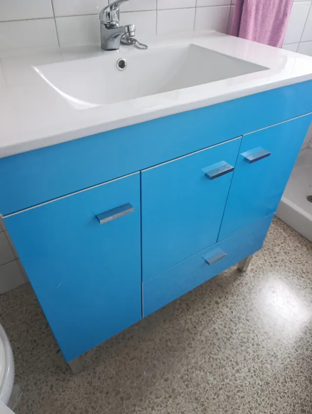 Mueble de baño azul y blanco