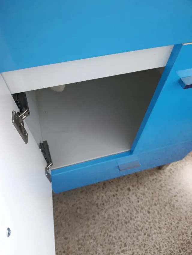 Mueble de baño azul y blanco