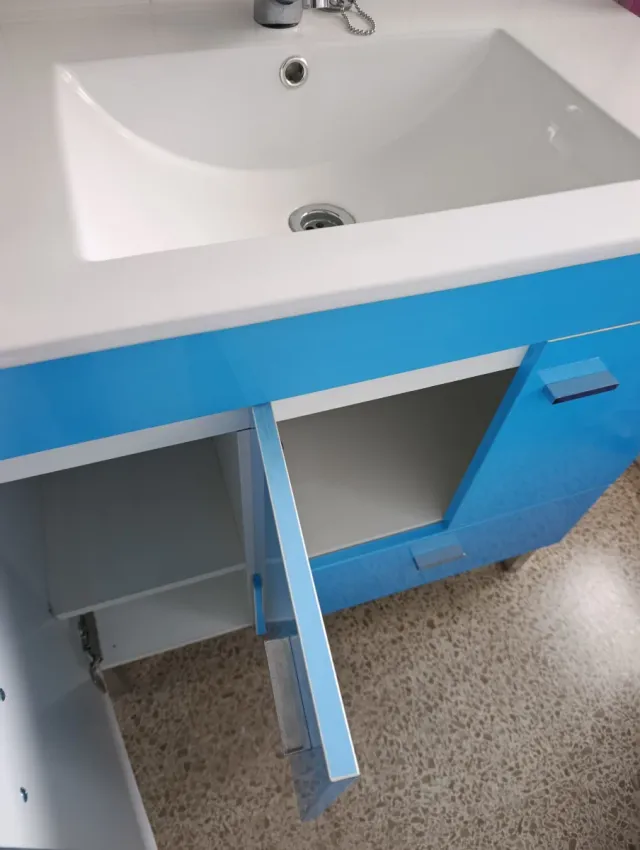 Mueble de baño azul y blanco