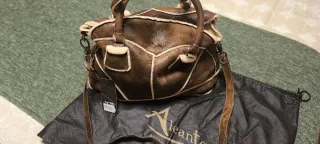 Bolso de piel marrón con borreguito