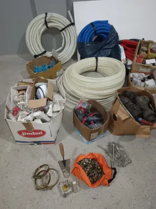 Restos de albañil: tuberías, accesorios