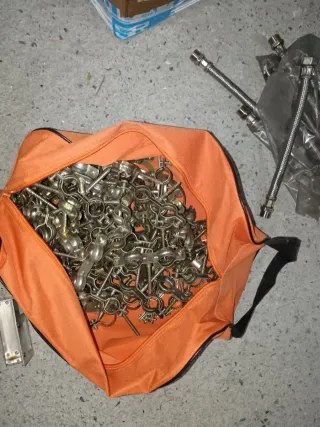 Restos de albañil: tuberías, accesorios