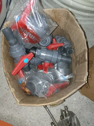 Restos de albañil: tuberías, accesorios