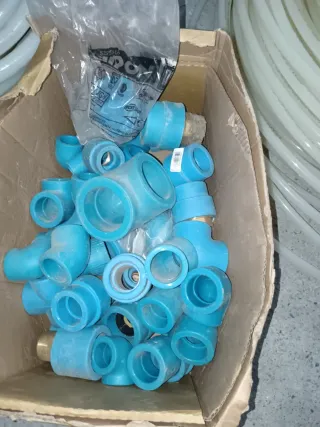 Restos de albañil: tuberías, accesorios