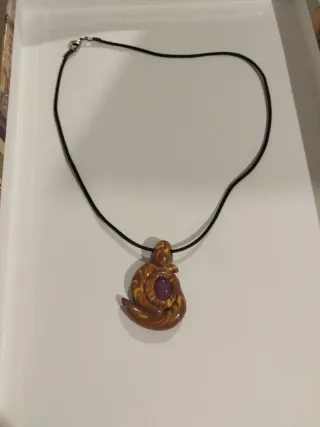 Colgante artesanal con piedra morada