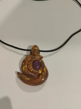 Colgante artesanal con piedra morada