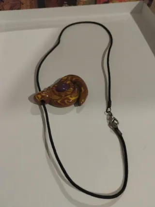 Colgante artesanal con piedra morada