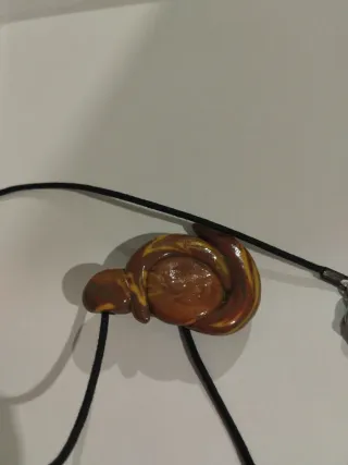 Colgante artesanal con piedra morada