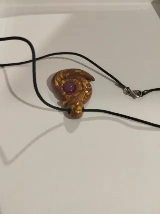 Colgante artesanal con piedra morada