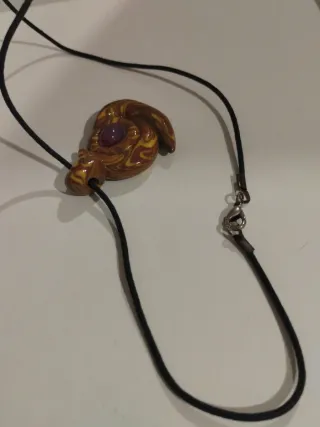 Colgante artesanal con piedra morada