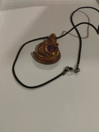 Colgante artesanal con piedra morada