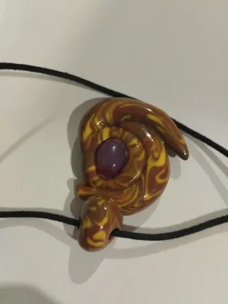 Colgante artesanal con piedra morada