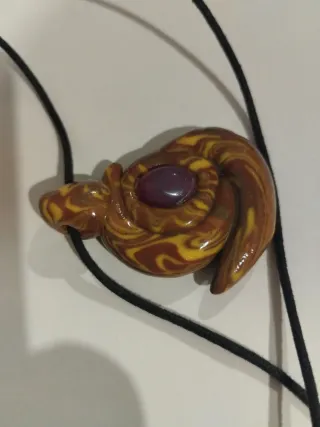 Colgante artesanal con piedra morada