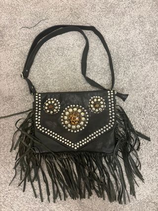 Bolso Clutch de Piel Negro Flecos y Tachuelas