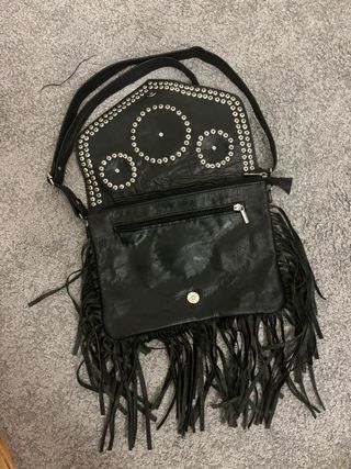 Bolso Clutch de Piel Negro Flecos y Tachuelas