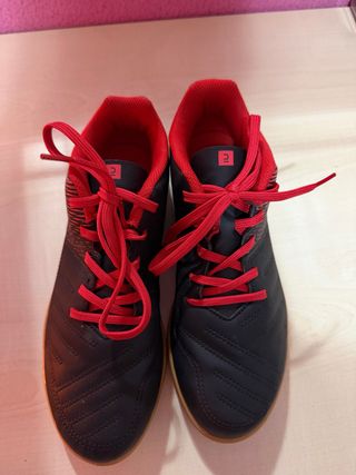 Zapatillas fútbol sala negras y rojas