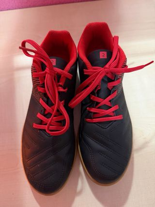 Zapatillas fútbol sala negras y rojas