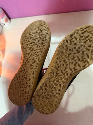 Zapatillas fútbol sala negras y rojas