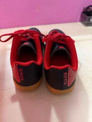 Zapatillas fútbol sala negras y rojas