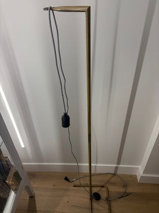 Lámpara de pie moderna. Alto 141