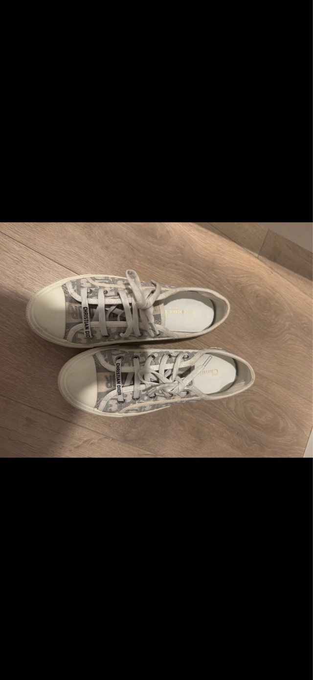 Zapatillas Dior grises y blancas