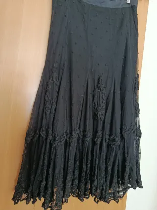 Falda larga negra de encaje